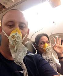 نکته ای برای داشتن یک سفر هوایی خوب : اول ماسک اکسیژن خود را بزنید بعد سلفی بگیرید! 